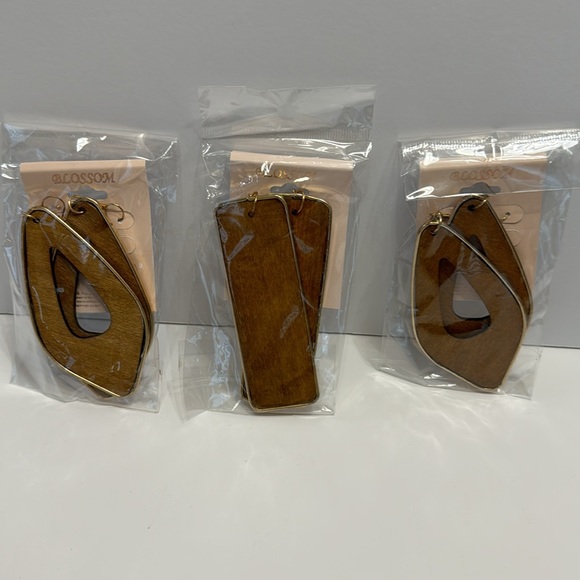 Blossom (Set of 3) Light Brown Earrings Gold trim & New in Package - Picture 10 of 17